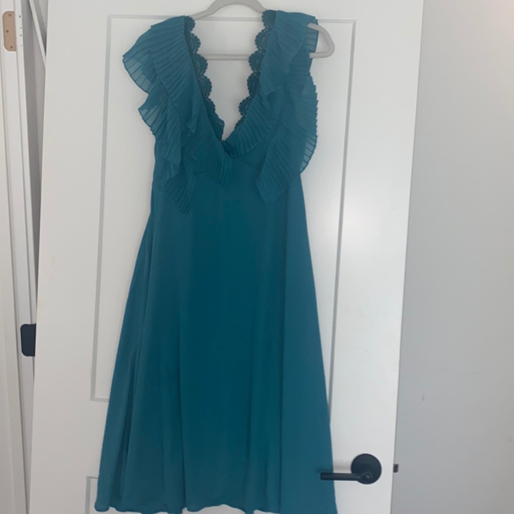 Gorgeous and flowing Teal MIDI dress!